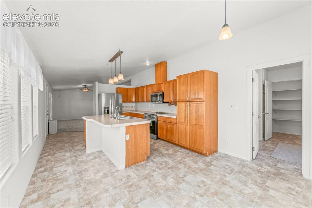 Image 7 of 49: Kitchen
