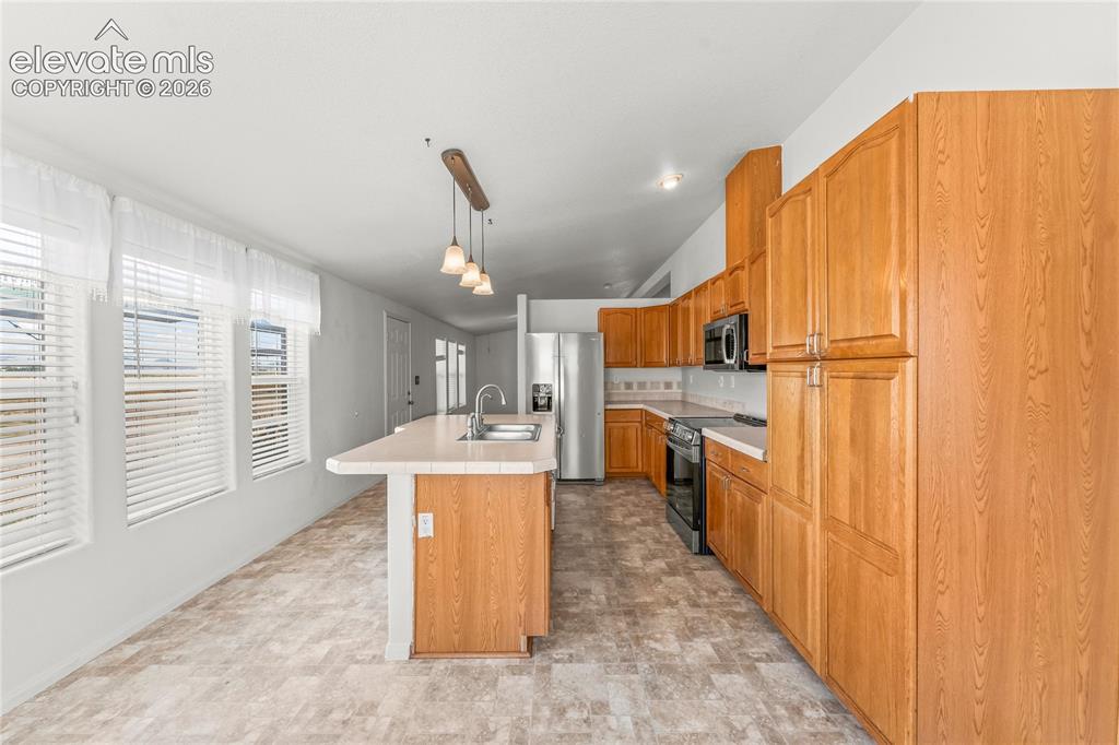 Image 9 of 49: Kitchen