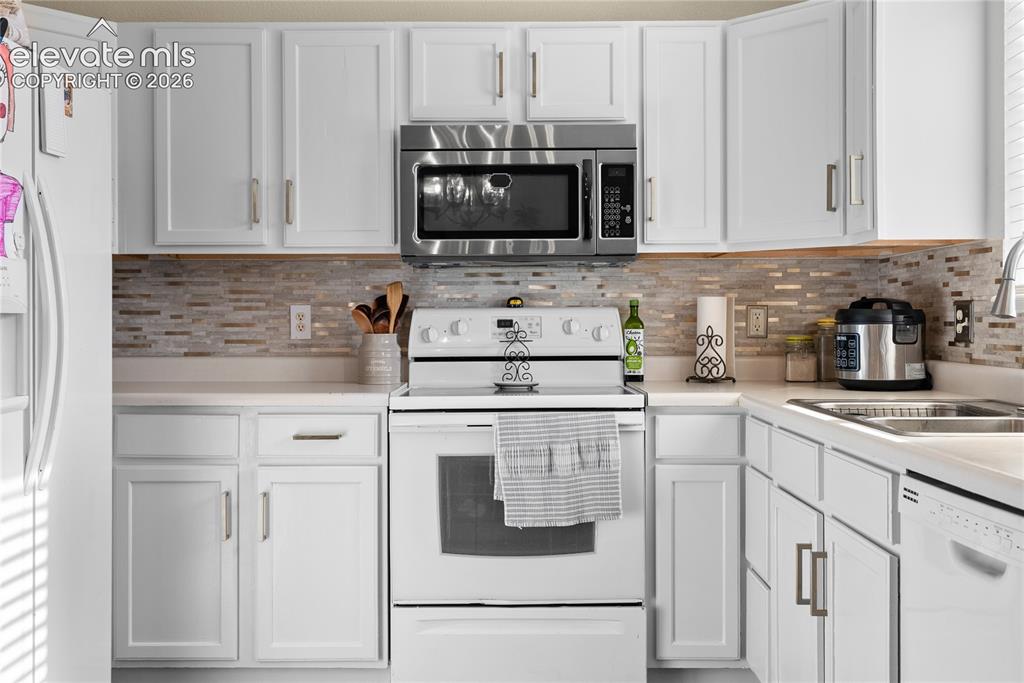 Image 28 of 46: Kitchen
