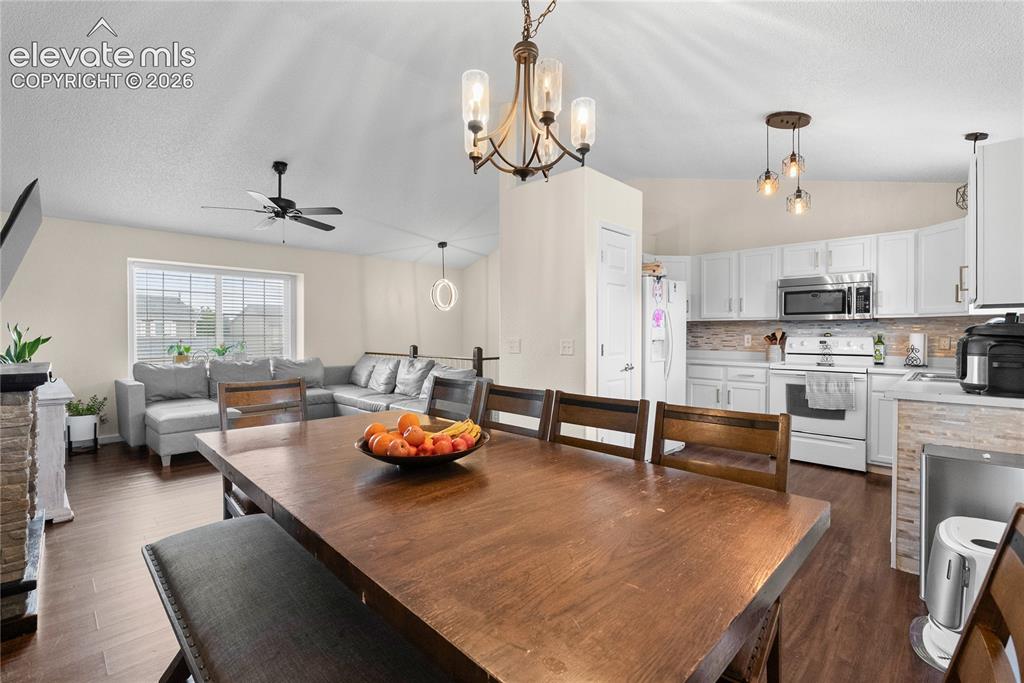 Image 9 of 46: Dining Area