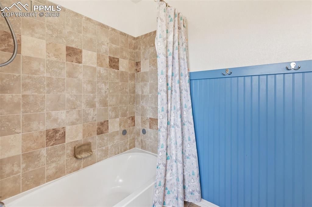 Image 26 of 34: Well-kept bath with practical layout