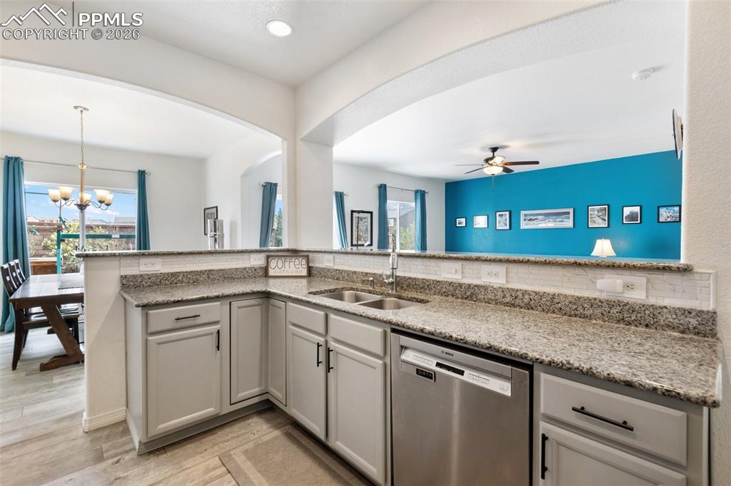 Image 4 of 34: Abundant counter space!