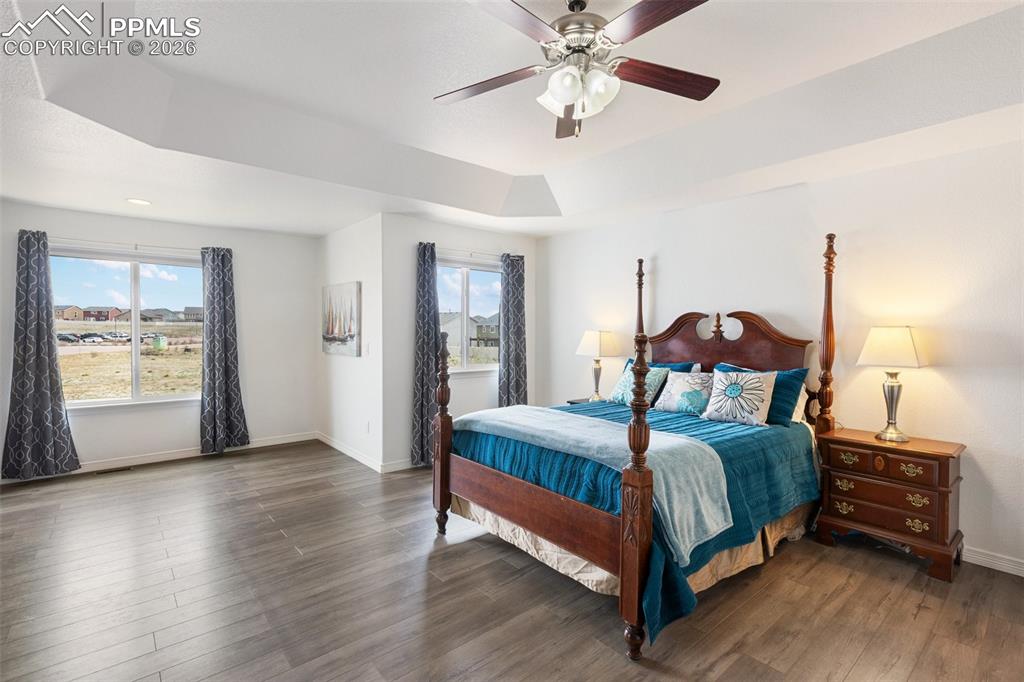 Image 5 of 34: Spacious primary bedroom