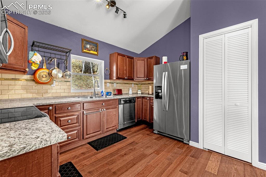 Image 10 of 39: Kitchen