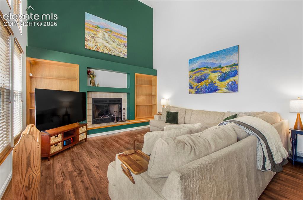 Image 11 of 31: Living Room