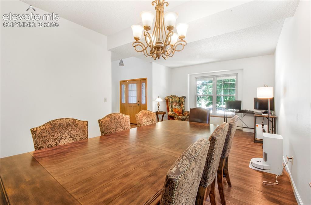 Image 12 of 31: Dining Area