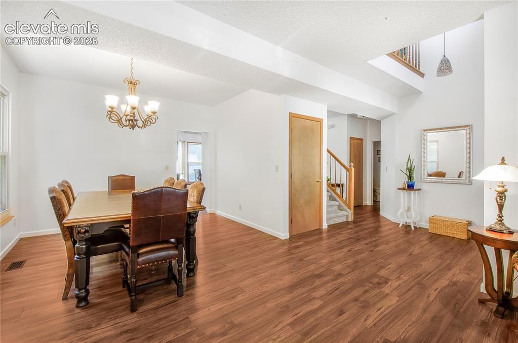 Image 14 of 31: Dining Area