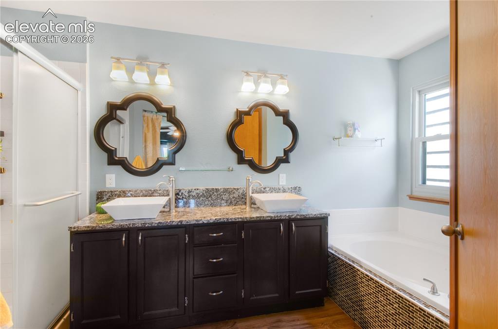 Image 19 of 31: Bathroom