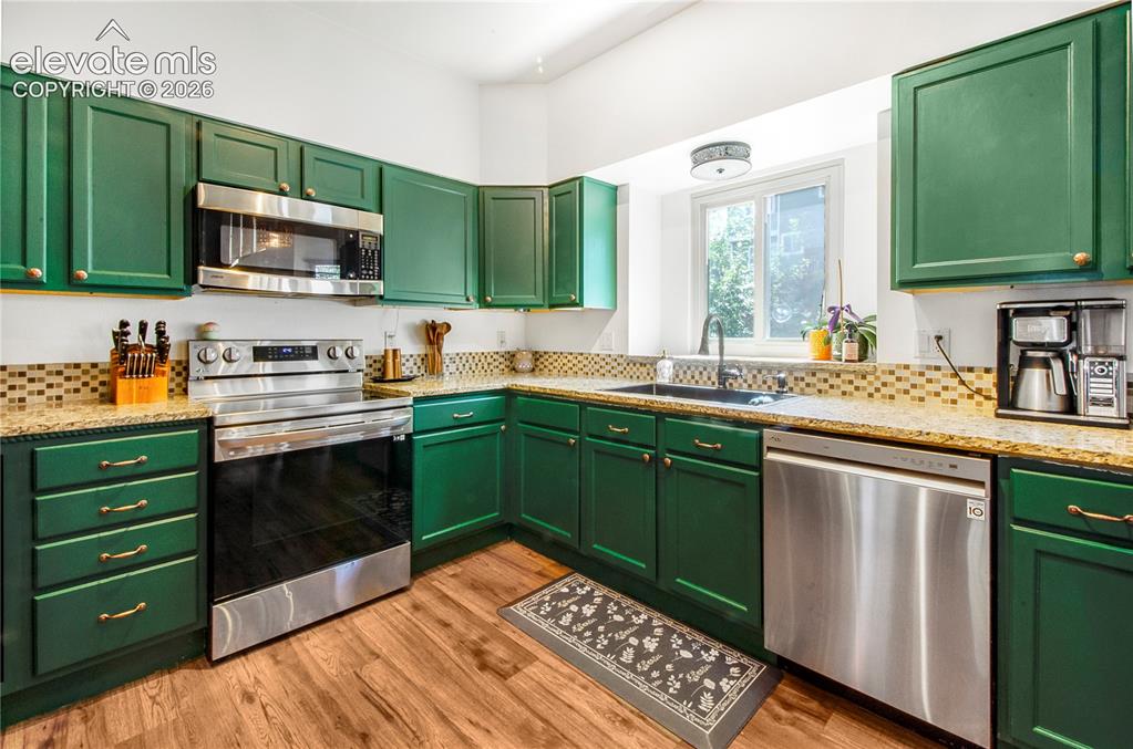 Image 7 of 31: Kitchen