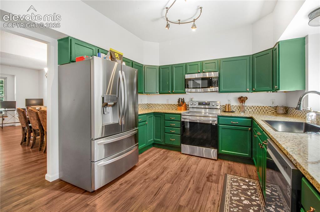 Image 8 of 31: Kitchen
