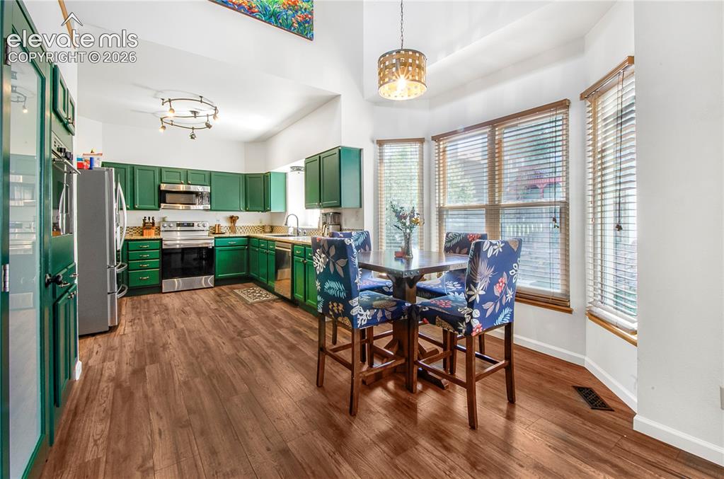 Image 9 of 31: Dining Area