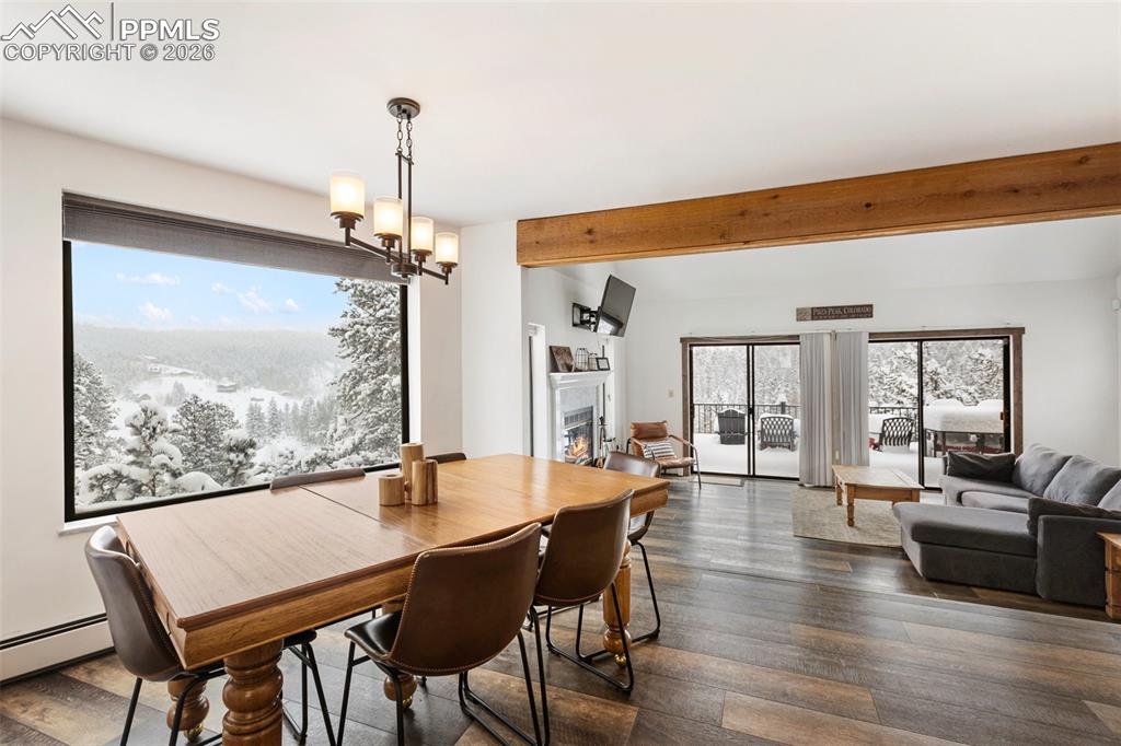 Image 10 of 50: Dining Area