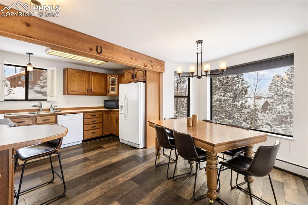 Image 11 of 50: Kitchen