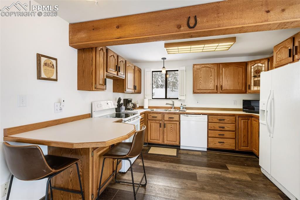 Image 13 of 50: Kitchen