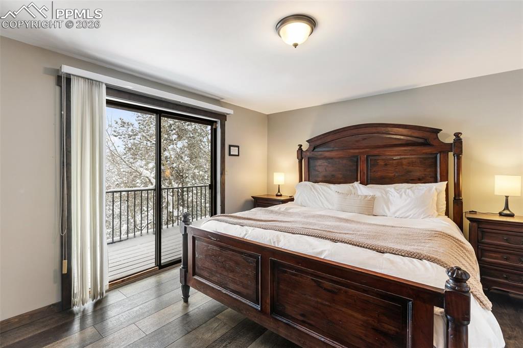 Image 15 of 50: Bedroom