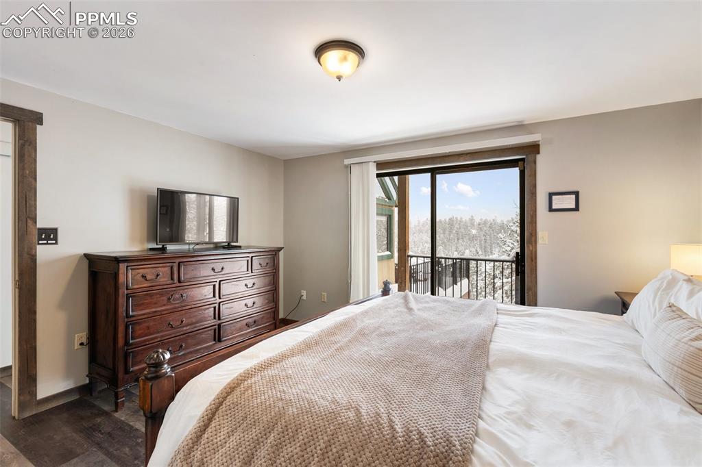 Image 16 of 50: Bedroom