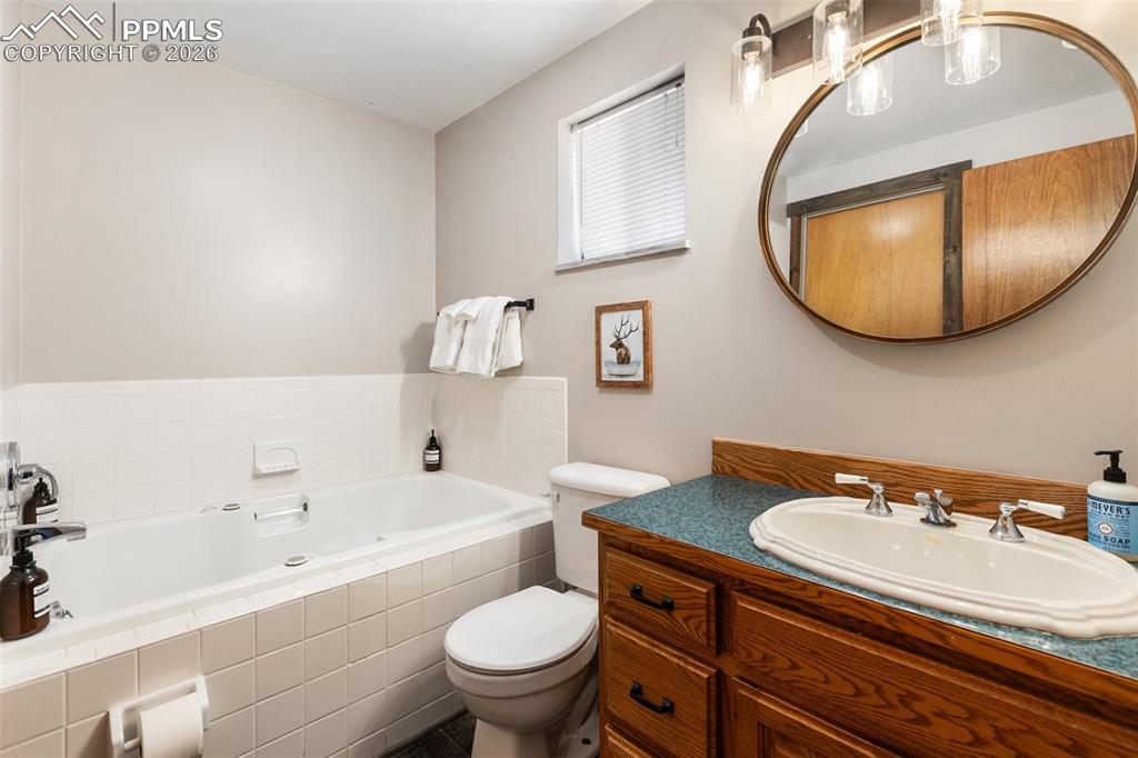 Image 17 of 50: Bathroom