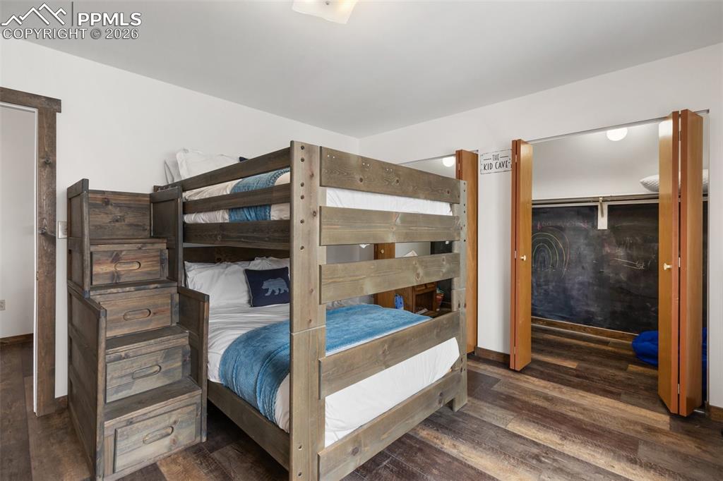 Image 18 of 50: Bedroom