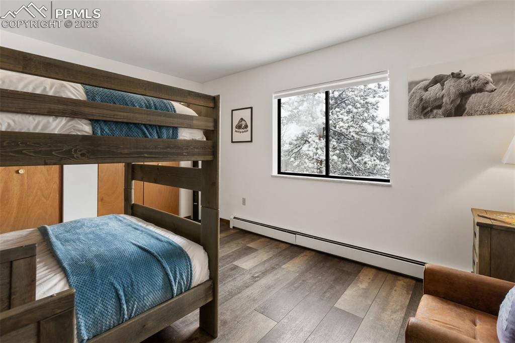 Image 19 of 50: Bedroom