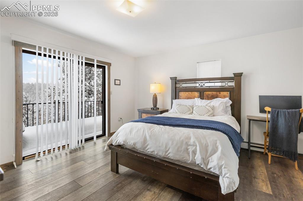 Image 20 of 50: Bedroom