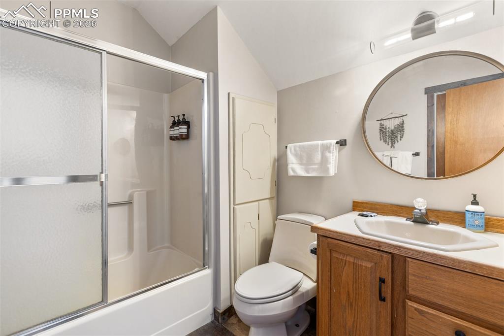 Image 21 of 50: Bathroom