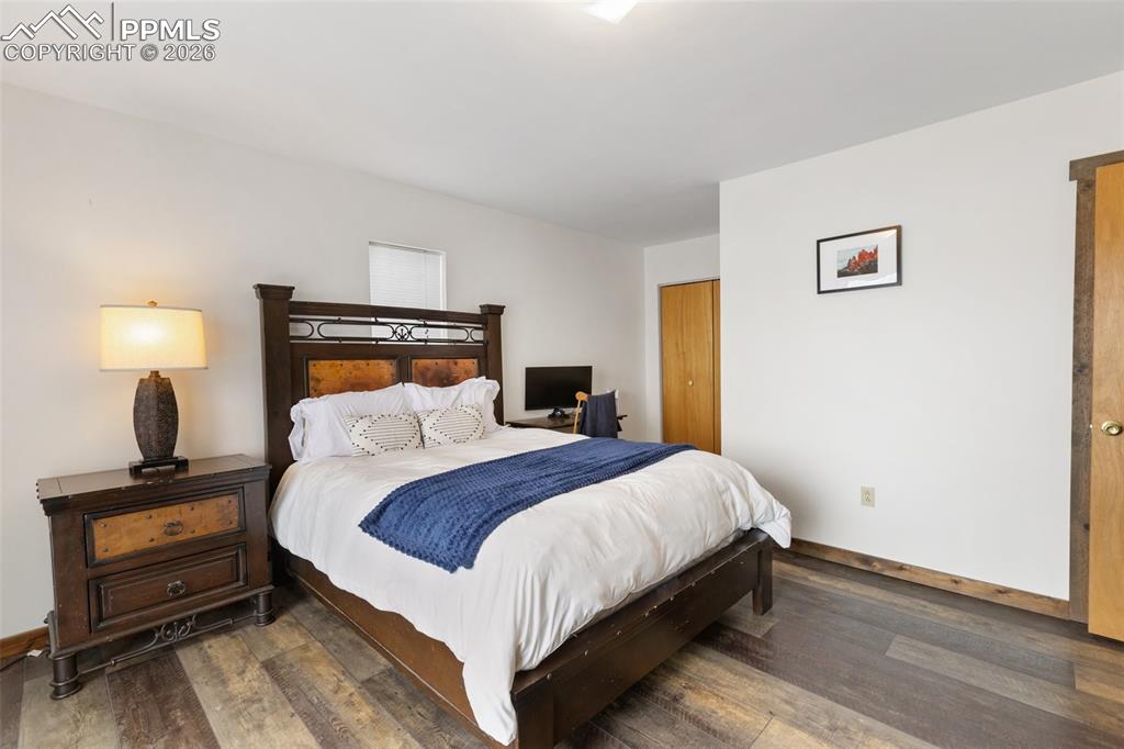 Image 22 of 50: Bedroom