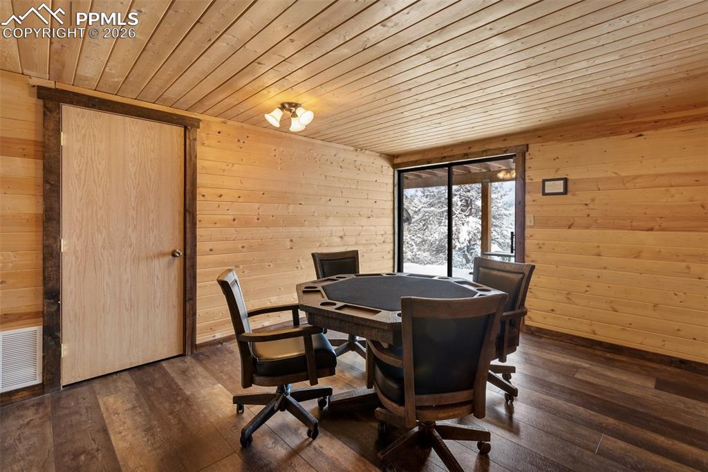 Image 23 of 50: Family Room