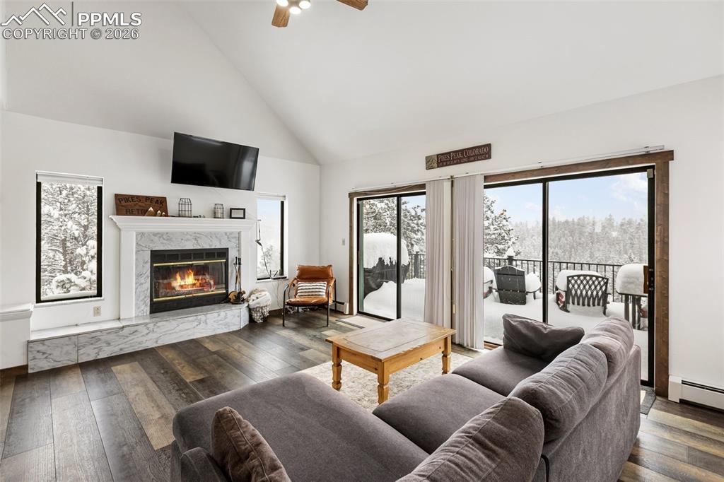 Image 5 of 50: Living Room