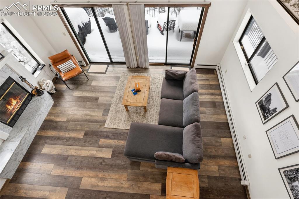 Image 7 of 50: Living Room