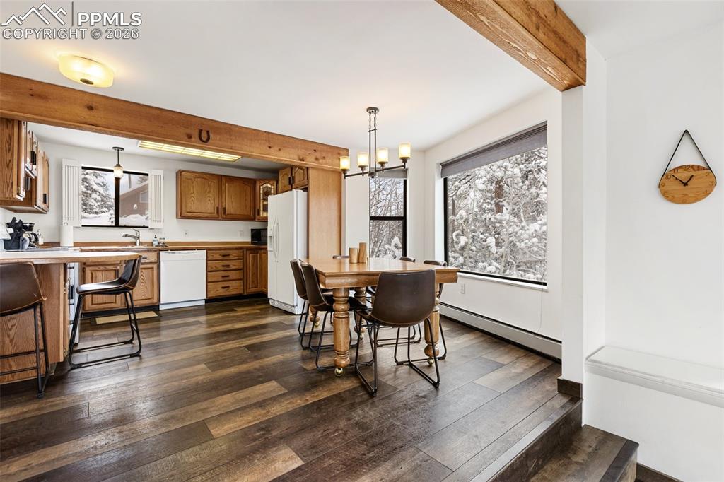 Image 9 of 50: Dining Area