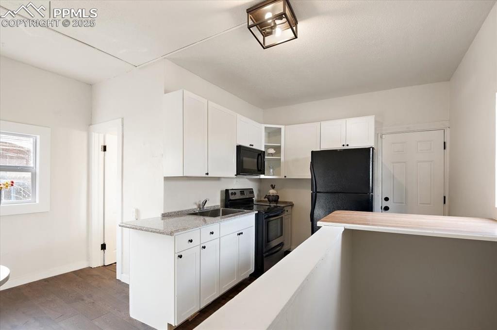 Image 10 of 27: Kitchen