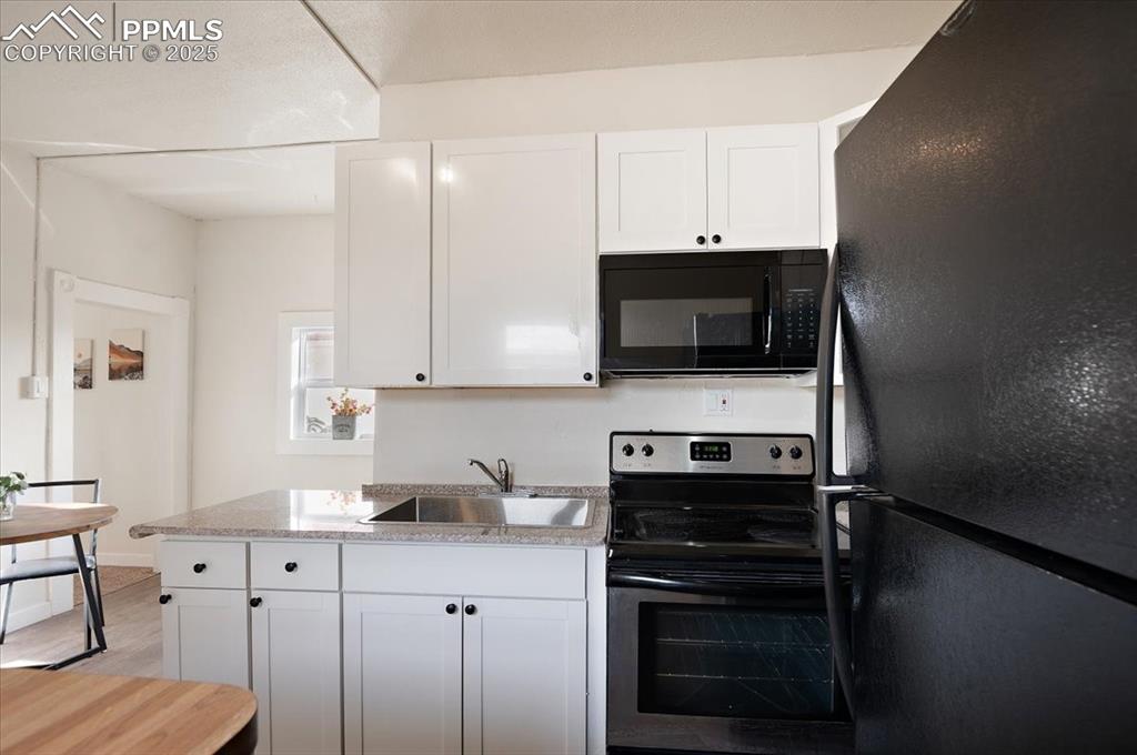 Image 11 of 27: Kitchen