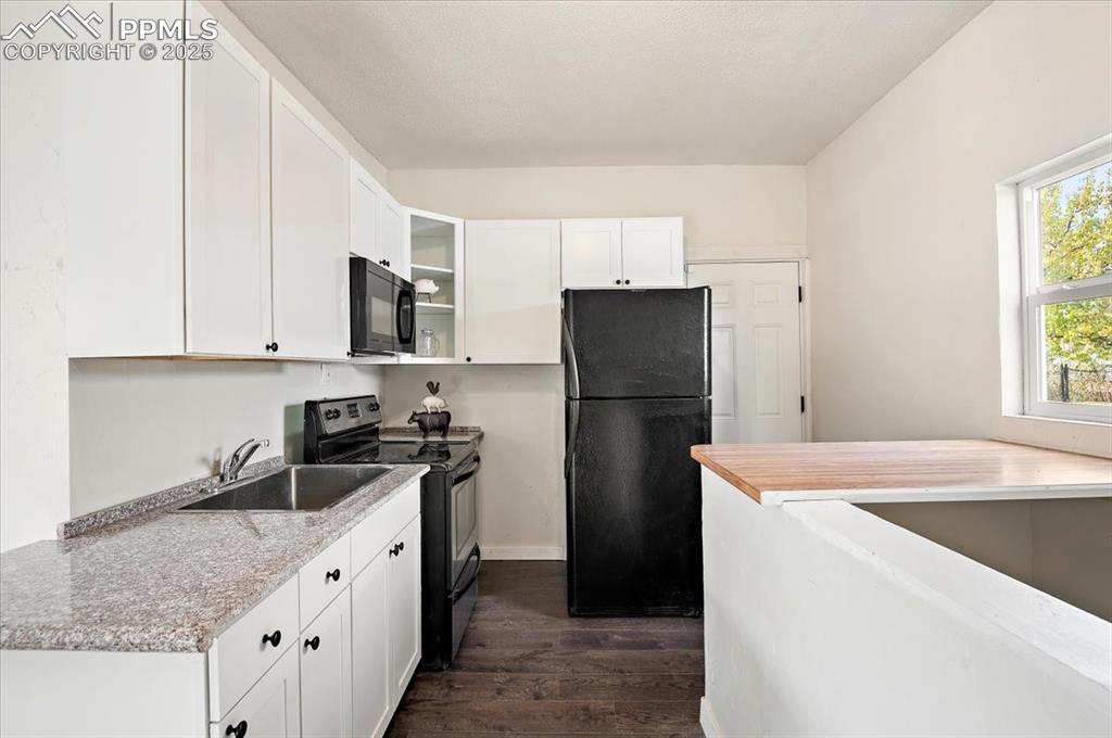 Image 12 of 27: Kitchen