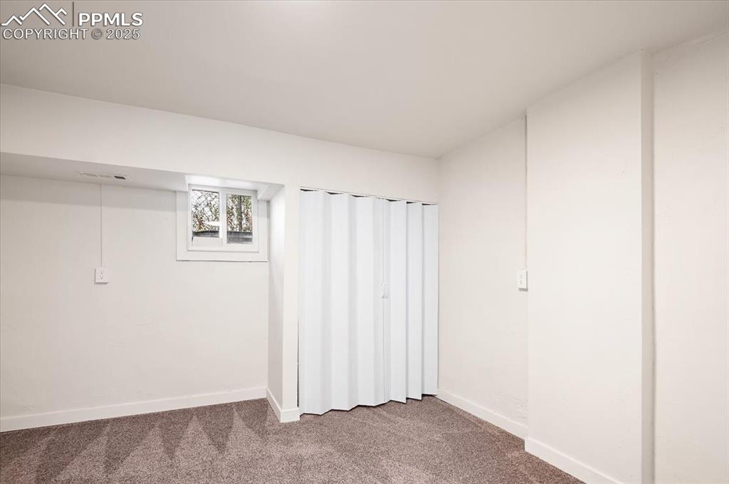 Image 15 of 27: Bedroom