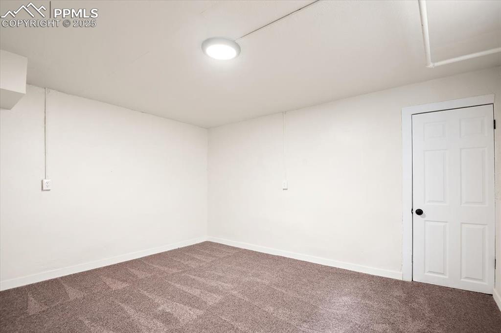 Image 16 of 27: Bedroom