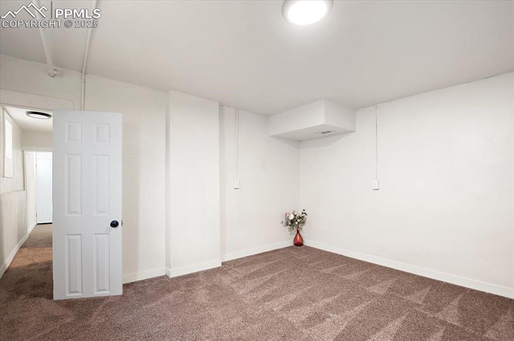 Image 17 of 27: Bedroom