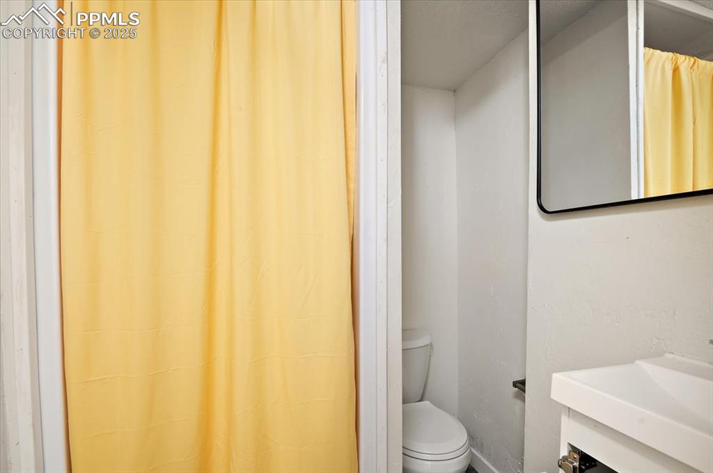 Image 18 of 27: Bathroom