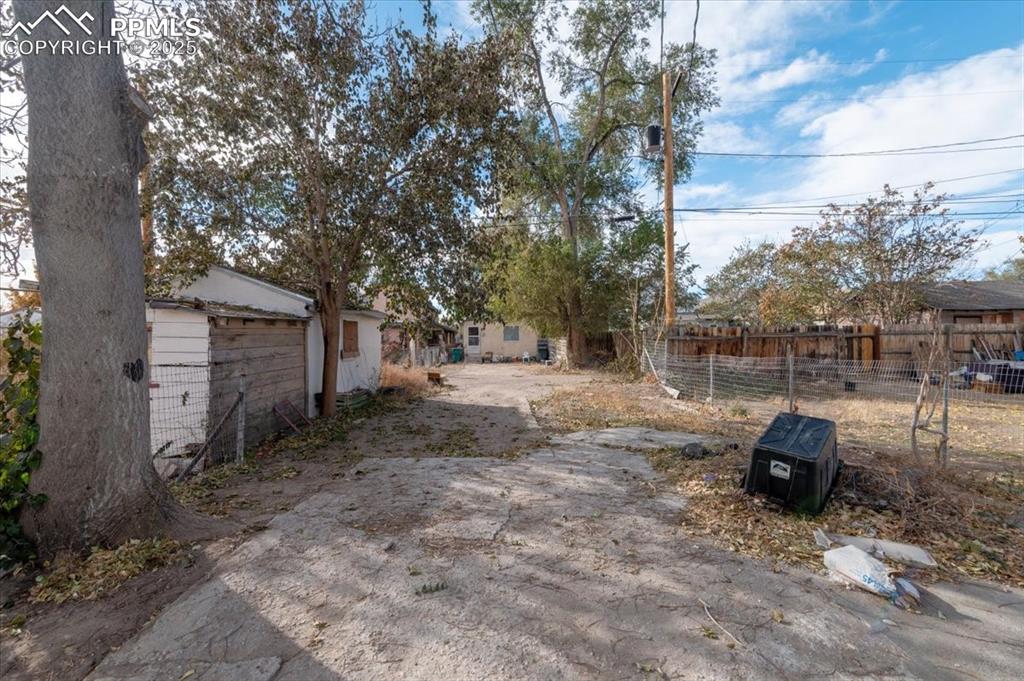 Image 19 of 27: Yard