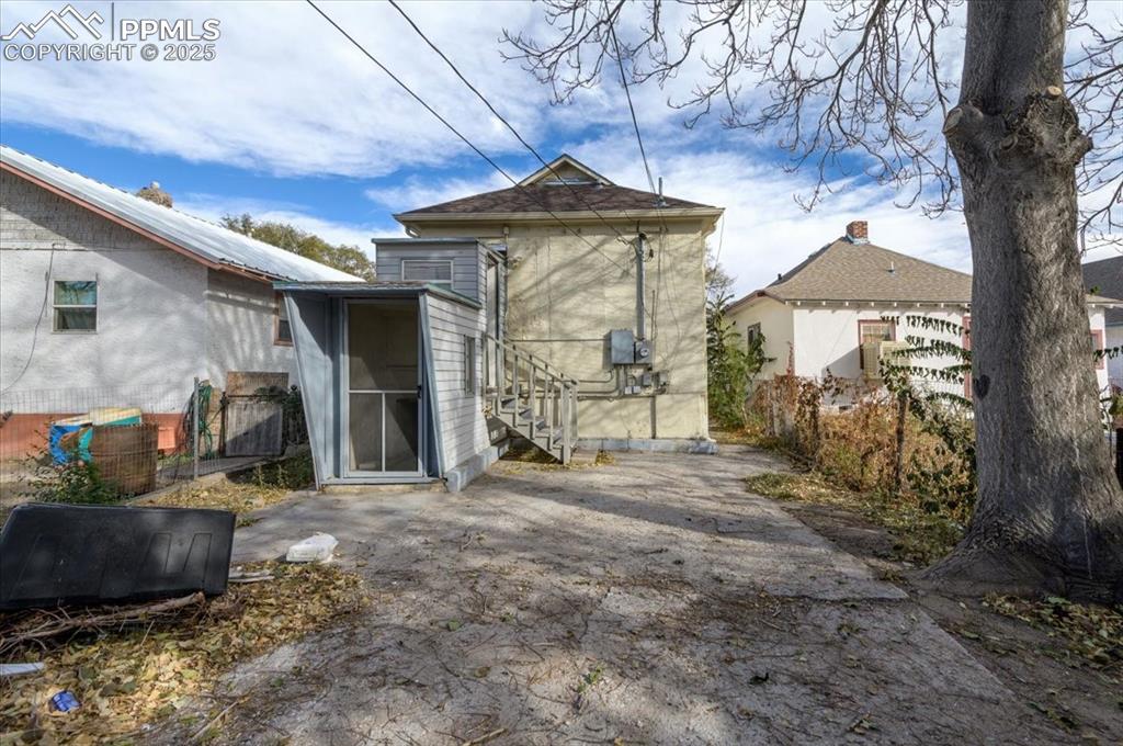 Image 20 of 27: Back of Structure