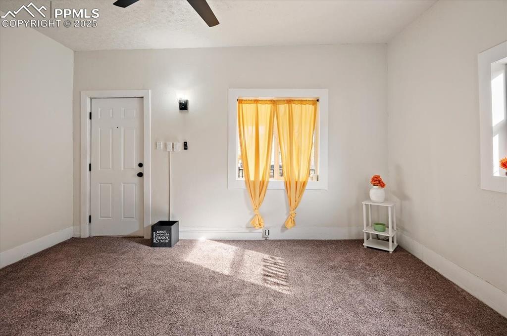 Image 5 of 27: Living Room