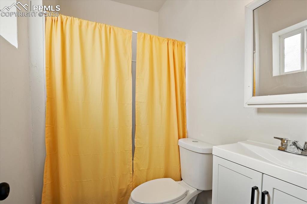 Image 7 of 27: Bathroom