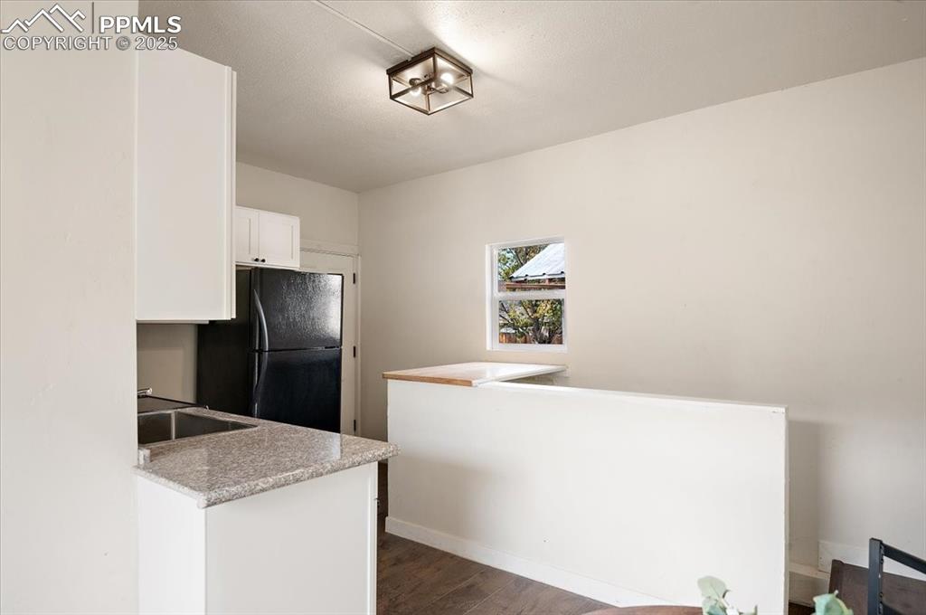 Image 9 of 27: Kitchen