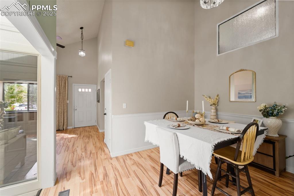 Image 13 of 33: Dining Area