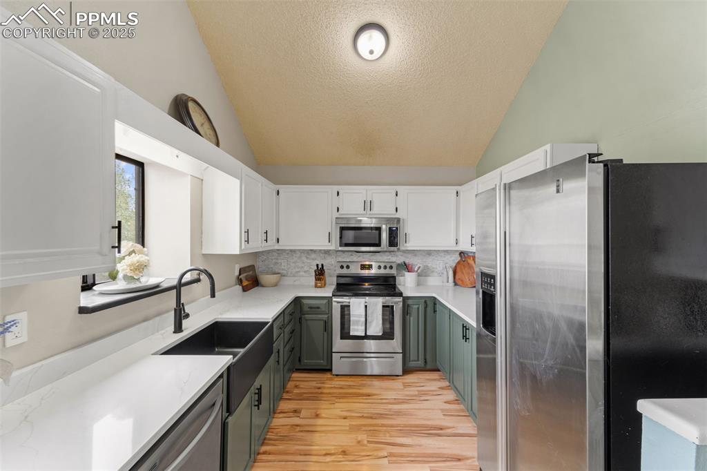 Image 14 of 33: Kitchen