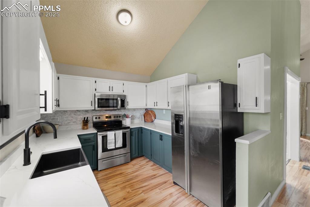 Image 16 of 33: Kitchen