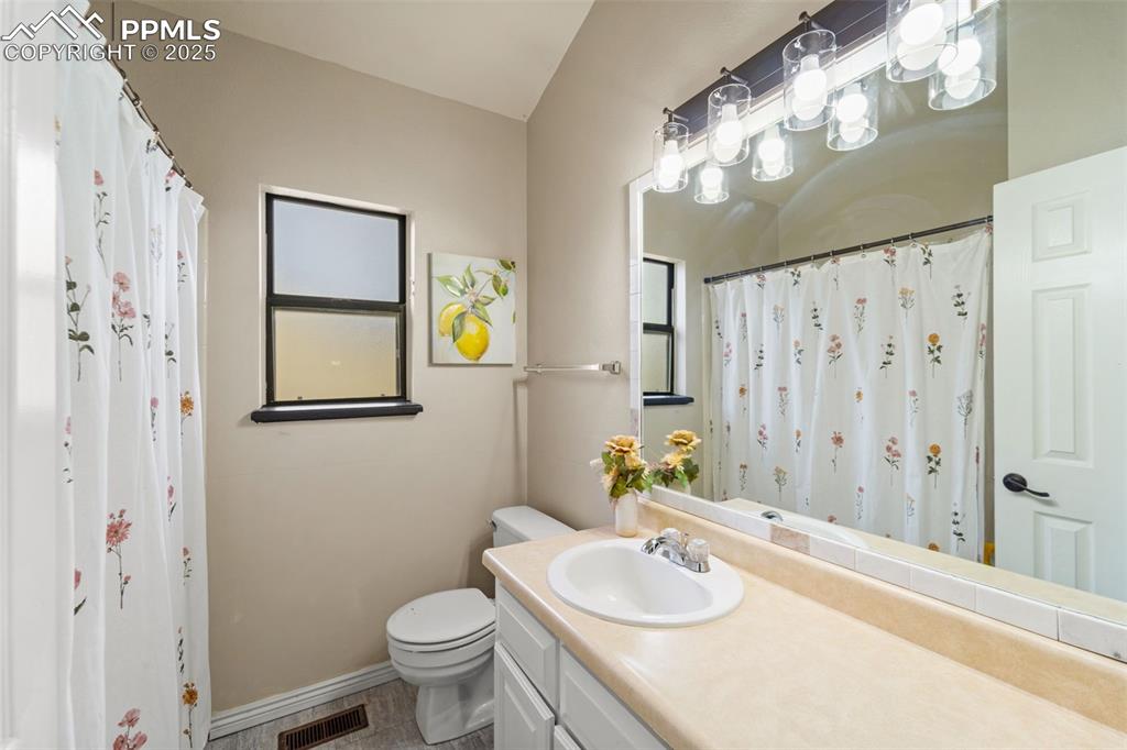 Image 17 of 33: Bathroom