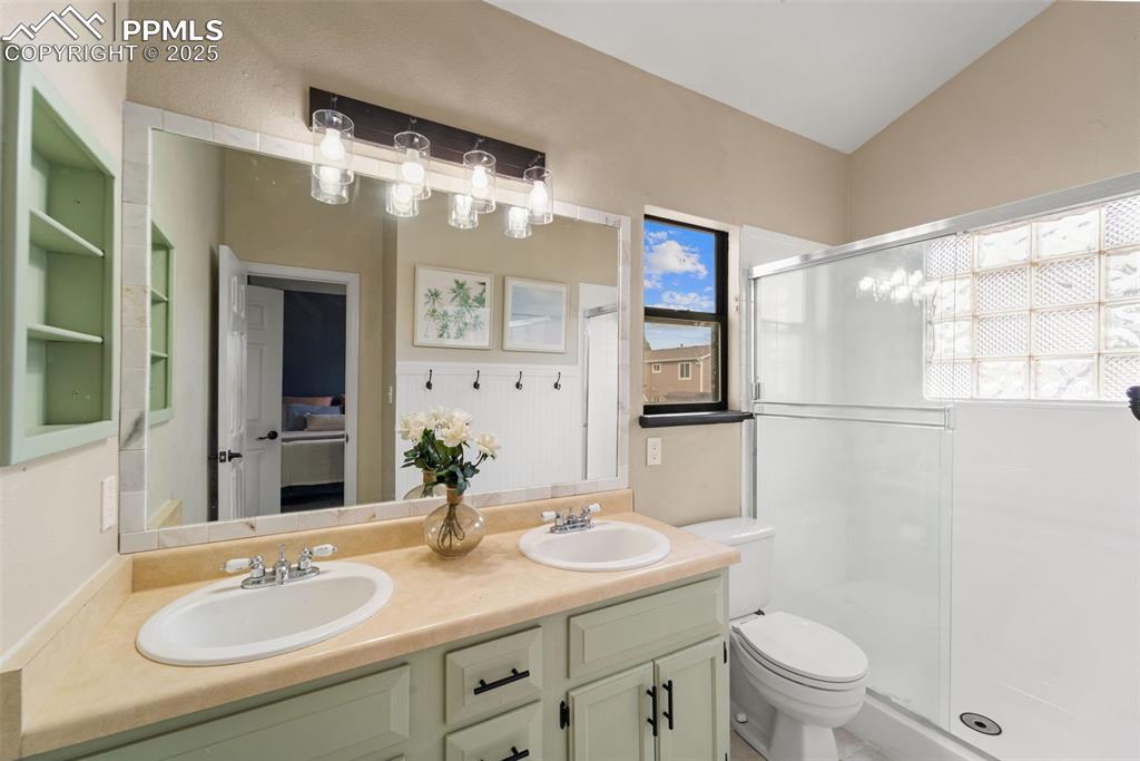 Image 18 of 33: Bathroom