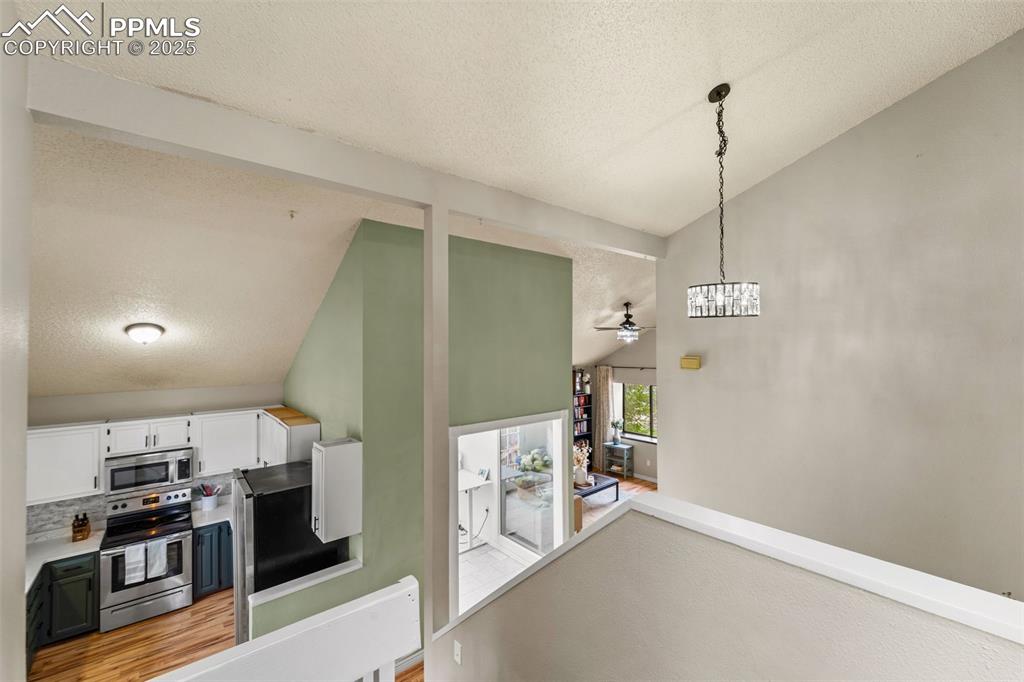 Image 20 of 33: Kitchen