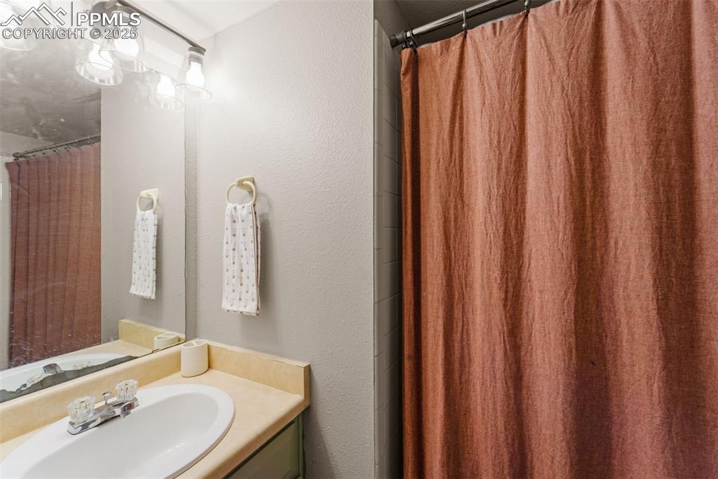 Image 23 of 33: Bathroom