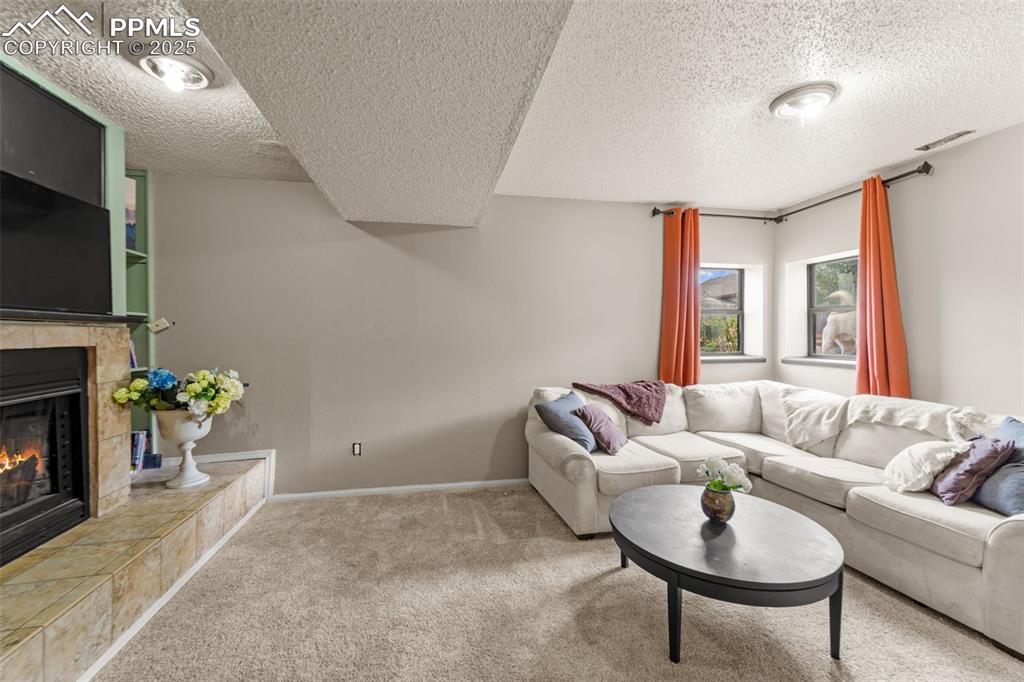 Image 27 of 33: Living Room